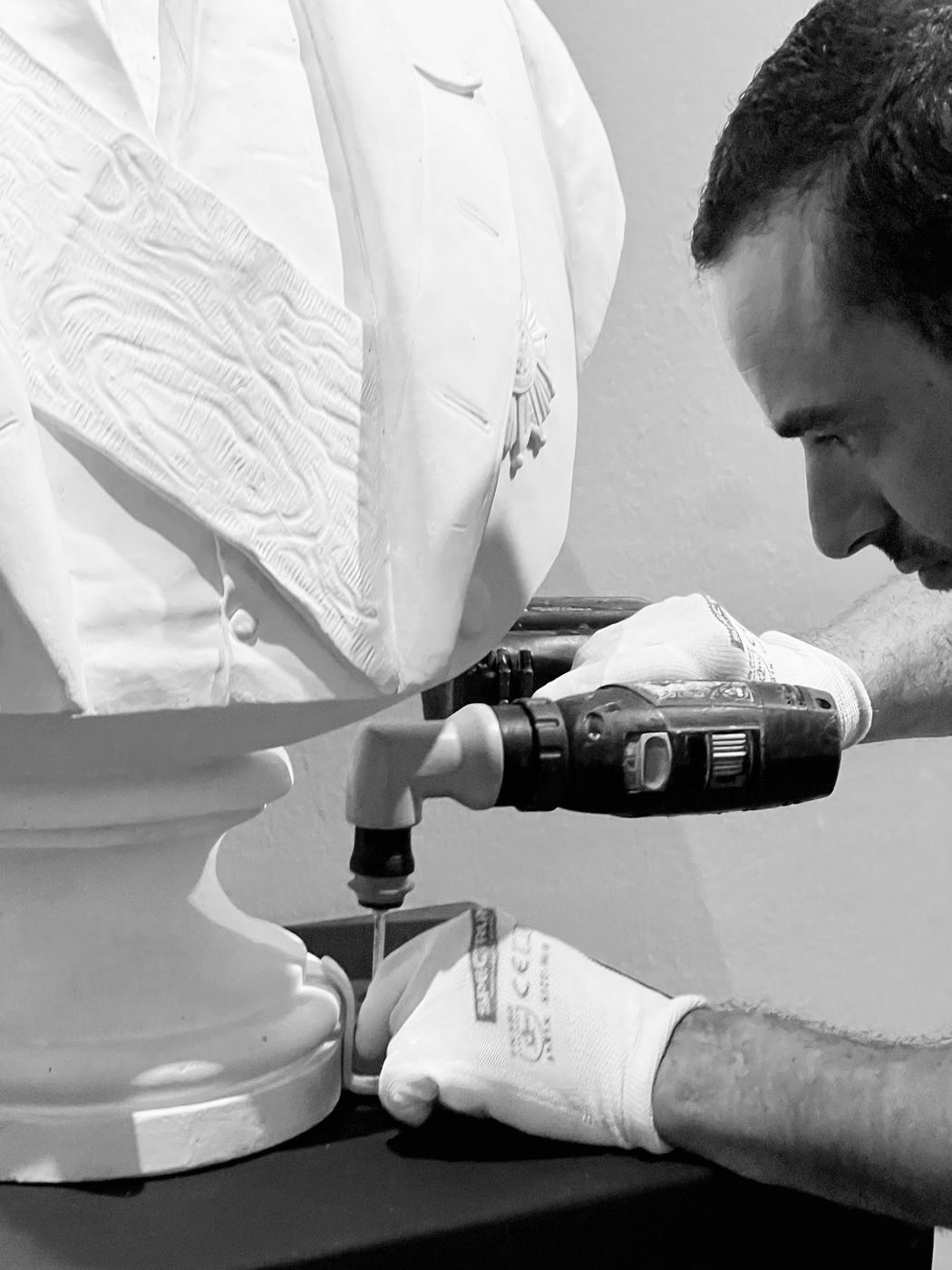 Fixation d'un buste sur son socle